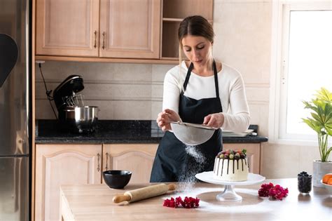 Joven Pastelero Cocinando Un Delicioso Pastel De Chocolate Blanco