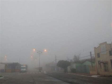 Mudança no tempo provoca neblina forte e é preciso atenção no trânsito