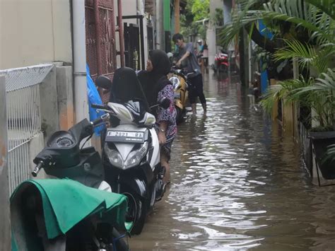 Banjir Rendam Pemukiman Warga Di Cipinang Melayu