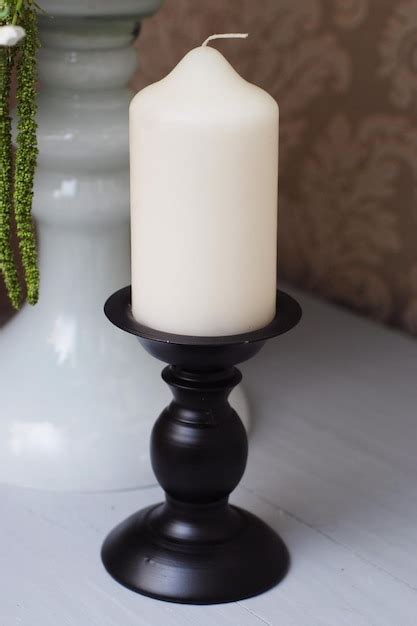 Candelero Negro Con Vela Sobre Mesa Accesorios De Decoraci N Dise O