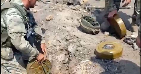 Sminatori a mani nude dove è seppellito l ordigno rischiano la vita senza protezioni