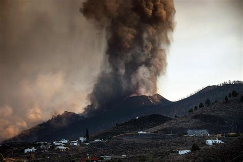 Spain's La Palma volcano eruption causes airport closure - CGTN