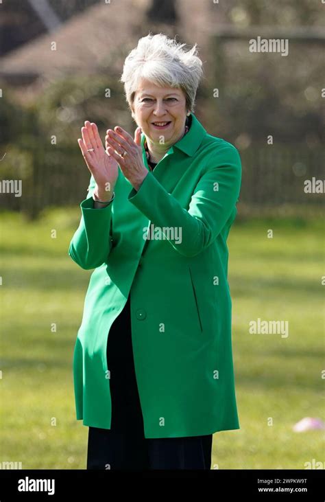 L ancienne première ministre Theresa May applaudit alors qu elle