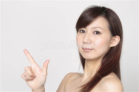 指差しをする女性 写真素材 [ 6848943 ] フォトライブラリー Photolibrary