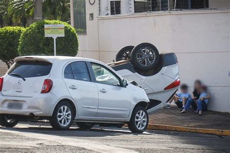 Condutora fura preferencial e carro 2 crianças tomba em cruzamento