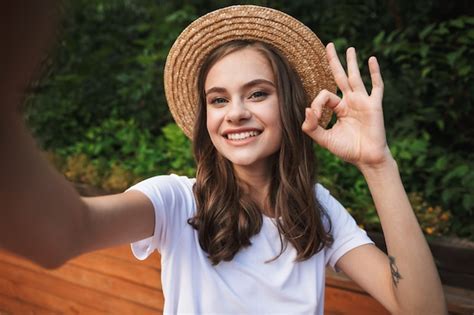 Ni A Sonriente Tomando Un Selfie Con La Mano Extendida En El Parque Al