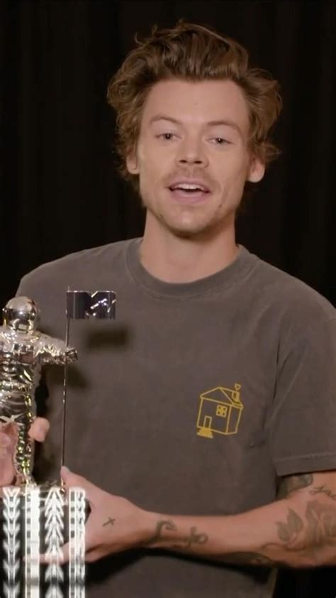 Harry Accepting His Vma Award For Best Album Of The Year August 28th