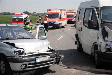 B2 Bei Puchheim Kleintransporter Rammt Auto Zwei Verletzte