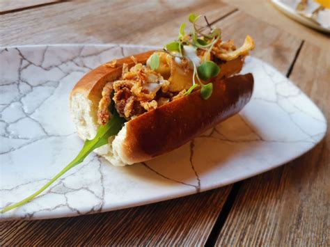 Bocata De Calamares Con Salsa T Rtara Y Cebolla Frita En Son Mbulo De