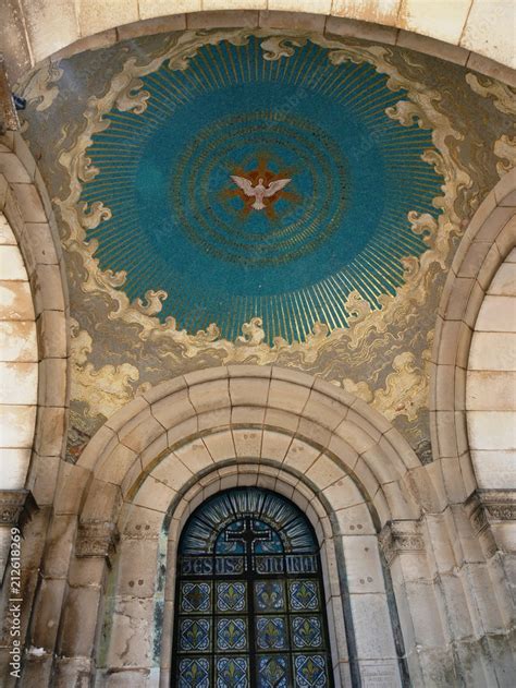 Dôme décoré d un ange à la basilique du Bois Chenu à Domrémy la Pucelle