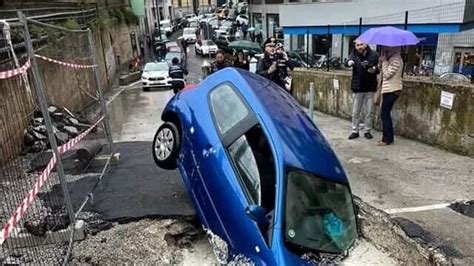 Auto Inghiottita Da Una Voragine In Strada Salvo Il Conducente