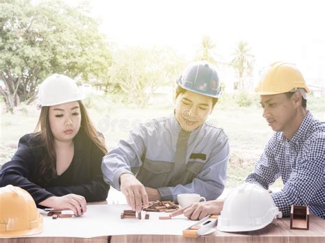 Equipo Del Negocio Que Hace Una Estructura Con Los Cubos De Madera