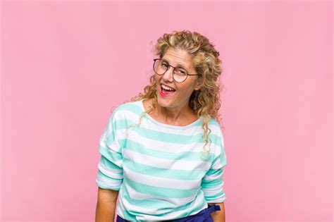 Mujer De Mediana Edad Con Una Sonrisa Grande Amigable Y Despreocupada