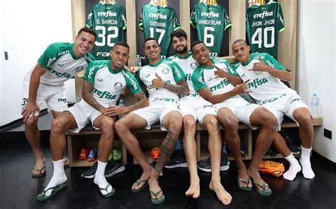 Palmeiras desembarca em São Paulo após vitória na Libertadores e dá