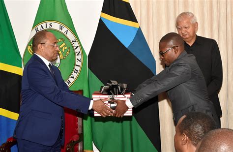 Rais Dk Mwinyi Akabidhiwa Ripoti Ya Cag Zanzibar