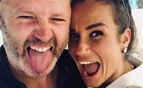 Aleksandra Kurusova mīlu atrod, Singapūrā taisot selfijus
