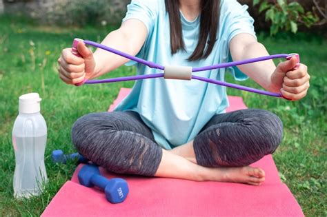 Fitness Mujer Haciendo Ejercicio Con Banda De Goma De Fitness Al Aire