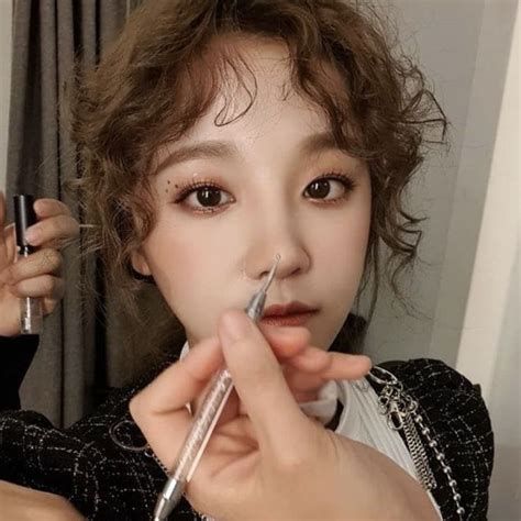 Song Yuqi Gidle Selca Icon Pfp Kpop In 2022 Nose Ring Girl Poppies