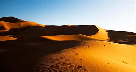 تلال الكثبان الرملية الساحرة وسط الصحراء الكبرى في المغرب صورة الخلفية