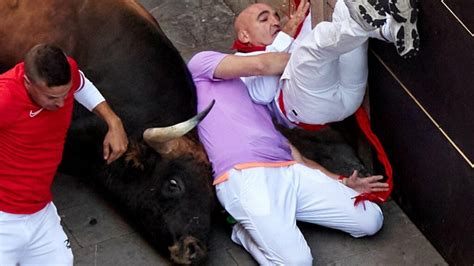 Tensión y peligro en el cuarto encierro de San Fermín 2023 con unos