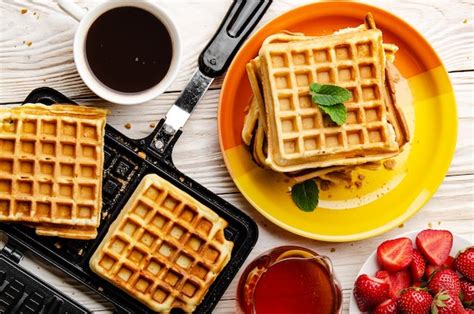 Vista Plana De Waffles Belgas Na Frigideira E Empilhados No Prato