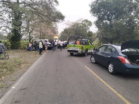 Automóviles chocan de frente en carretera rumbo a Manlio Fabio