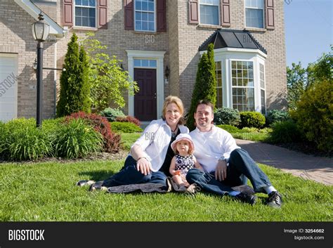 Imagen Y Foto Familia Frente Casa Prueba Gratis Bigstock