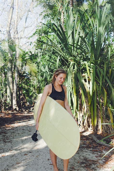 «healthy Woman On Her Way To The Beach To Go Surfing Del Colaborador