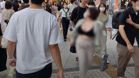 ブラジャー丸見えで街を歩く女性 youtube