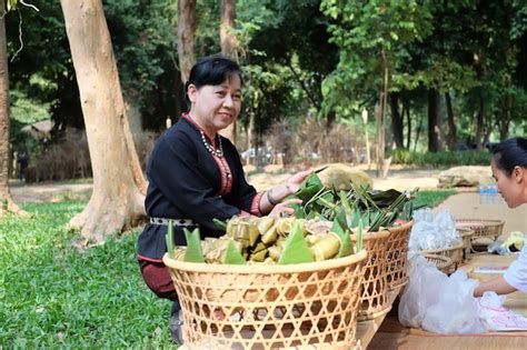 Premium Photo Smiling Woman Buying Food At Park