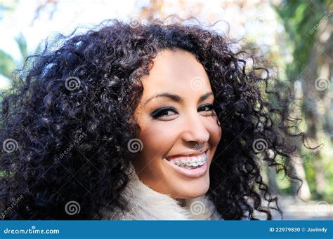 Fille Noire De Sourire Avec Des Supports Photo stock Image du beauté