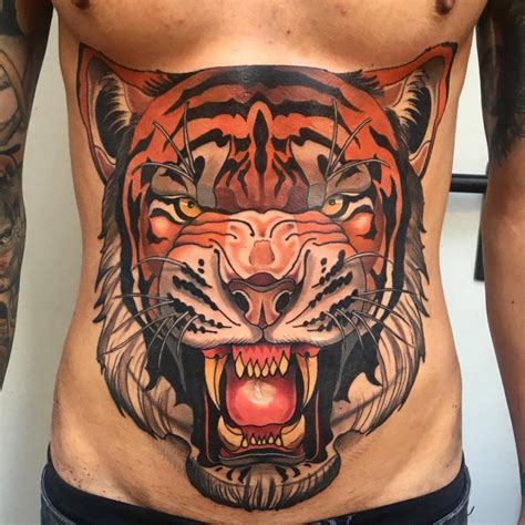 Impresionante Tatuaje De Una Cabeza De Tigre De Estilo