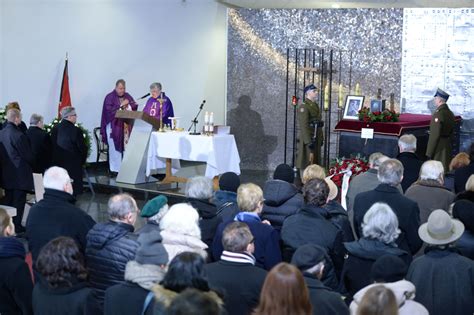 Pogrzeb Tadeusza Konwickiego Wybitnego pisarza żegnał prezydent