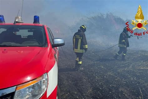 Vasto Incendio Nelle Campagne Dell Oristanese Case Evacuate Notizie