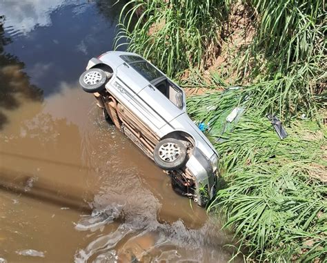 Condutor Perde Controle Da Dire O E Cai No Riacho Das Areias Em