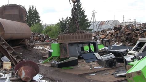 В Чебоксарах под прессом уничтожили более 60 игровых автоматов - YouTube