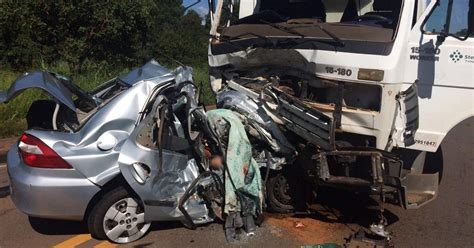 G1 Batida Entre Carro E Caminhão Deixa Dois Mortos Em Samambaia No