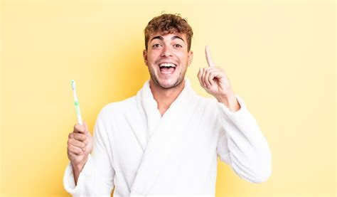 Hombre Guapo Joven Que Se Siente Como Un Genio Feliz Y Emocionado