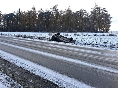 23 latka straciła panowanie nad autem i dachowała