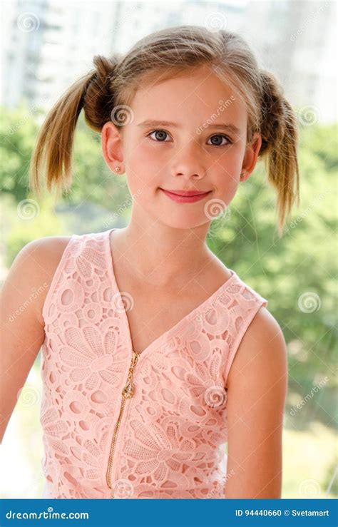 Portrait D Enfant De Sourire Adorable De Petite Fille Photo Stock