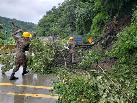 Gobierno agiliza remoción de derrumbes en carreteras