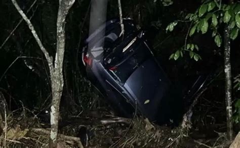 Casal de idosos é resgatado após carro ser arrastado por enxurrada