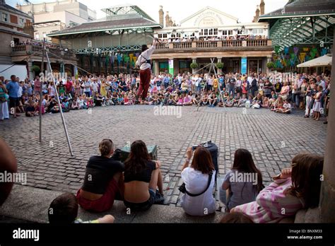 Street performers covent garden hi-res stock photography and images - Alamy