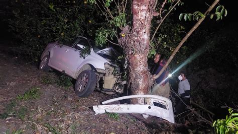 Choca contra árbol y abandona el auto