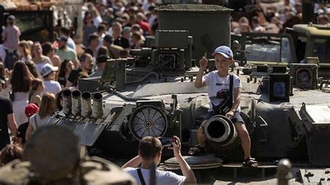 Ukraina Pamerkan Tank Rusia Yang Hancur Jelang Hari Kemerdekaannya