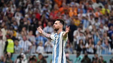 Messi marca de pênalti e se torna o maior artilheiro da história da