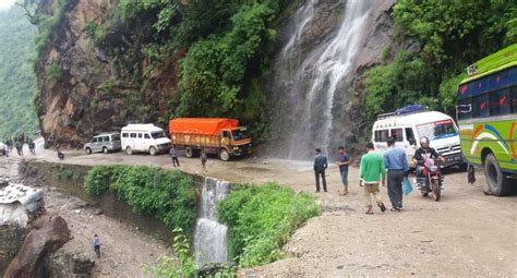 पहिरो खस्दा कर्णाली राजमार्ग अवरुद्ध