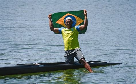 Jornal Correio Isaquias Queiroz Ser Porta Bandeira Do Brasil Na