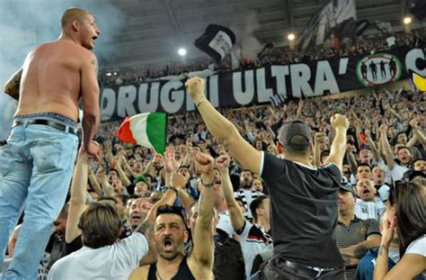 Football Coup De Filet Dans Le Milieu Des Ultras De La Juventus Le