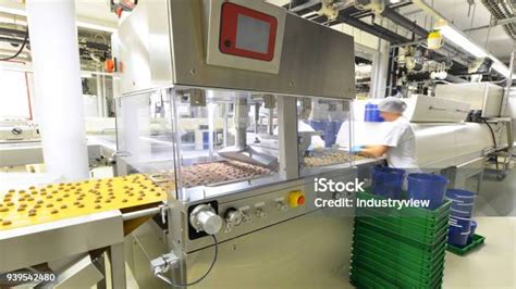 Uma Fabrica De Doces Produz Bombons Maciços - Foto de Produção De Bombons Em Uma Fábrica Para A Indústria De ...
